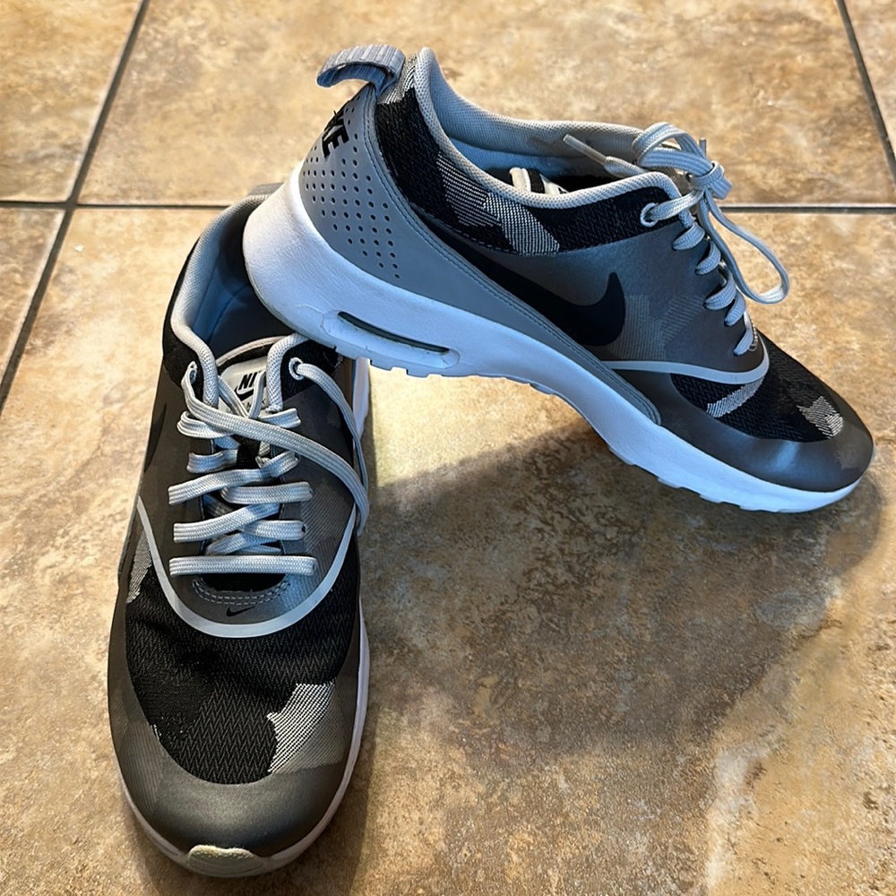 Nike Women's Black and Gray Athletic Sneakers